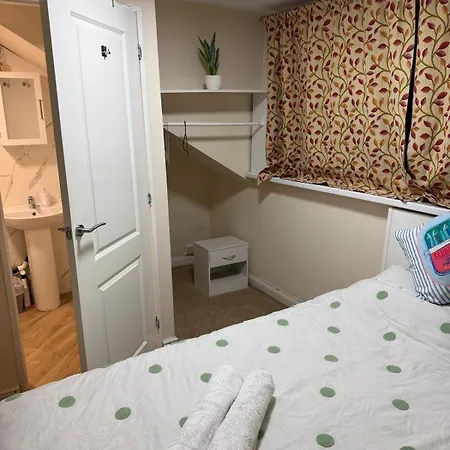 En-suit Double Bedroom In Thornbury برادفورد