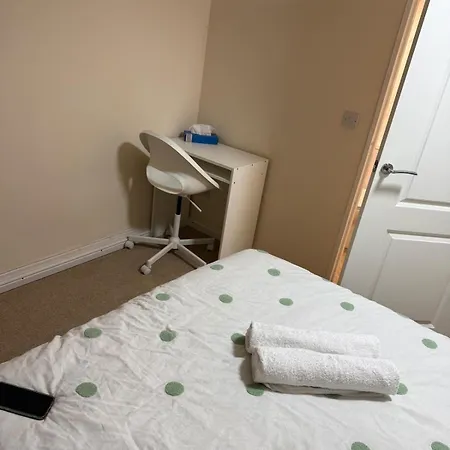 En-suit Double Bedroom In Thornbury برادفورد