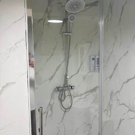 En-suit Double Bedroom In Thornbury Alloggio in famiglia